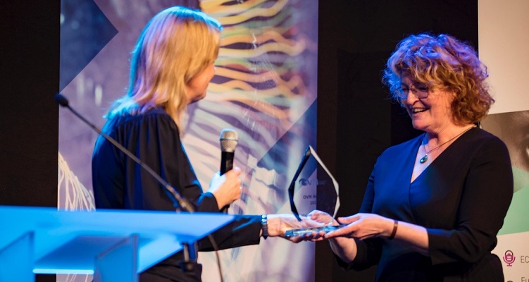 Mirjam van Tilborg ontvangt de OVN-Award