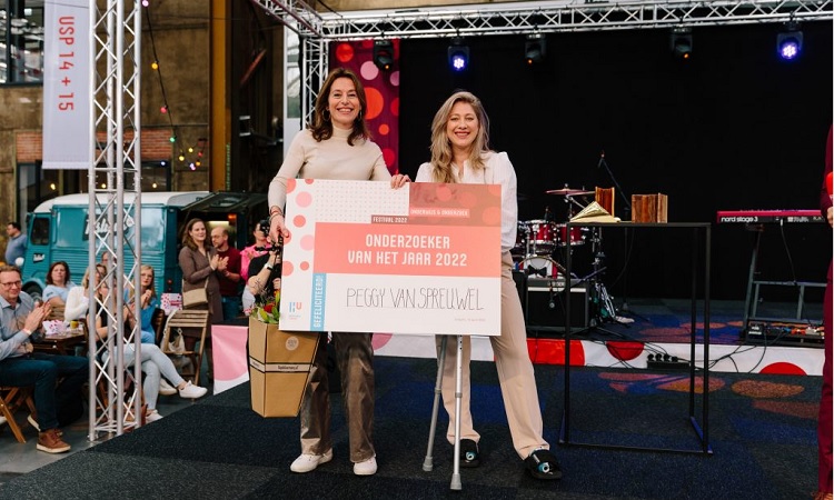 Onderzoeker van het jaar 2022 was Peggy van Spreuwel (r)