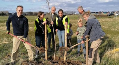 Het team plant een walnotenboom. Uiterst rechts (met spade): Annette Prinsen