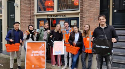 groep studenten staat voor de omgekeerde supermarkt