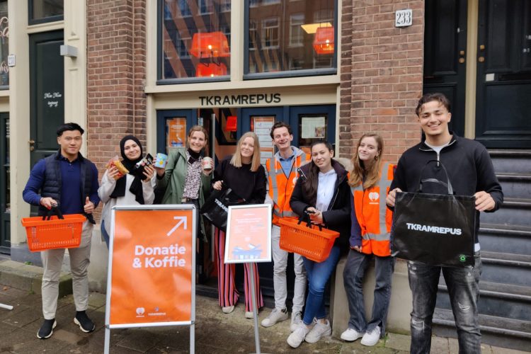 groep studenten staat voor de omgekeerde supermarkt