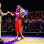 Annette Wind ontvangt de HUgenotenprijs uit handen van collegelid Gerard van Assem