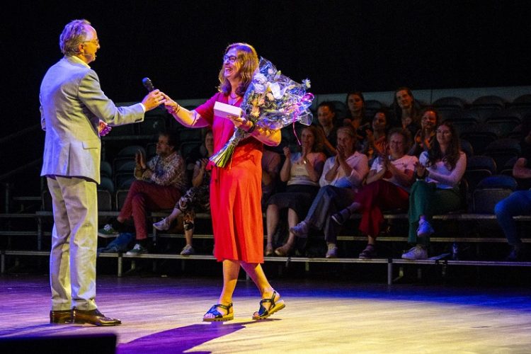 Annette Wind ontvangt de HUgenotenprijs uit handen van collegelid Gerard van Assem